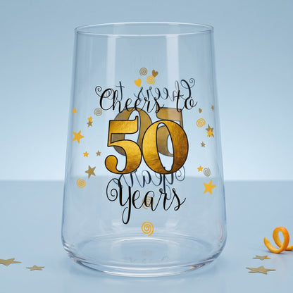 Leeres Glas mit Cheers to 50 Years Aufdruck auf blauem Hintergrund
