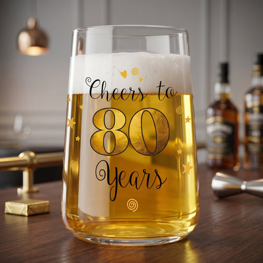 Bierglas zum 80. Geburtstag mit goldfarbener 80 und schwarzer Schrift auf einem Untersetzer