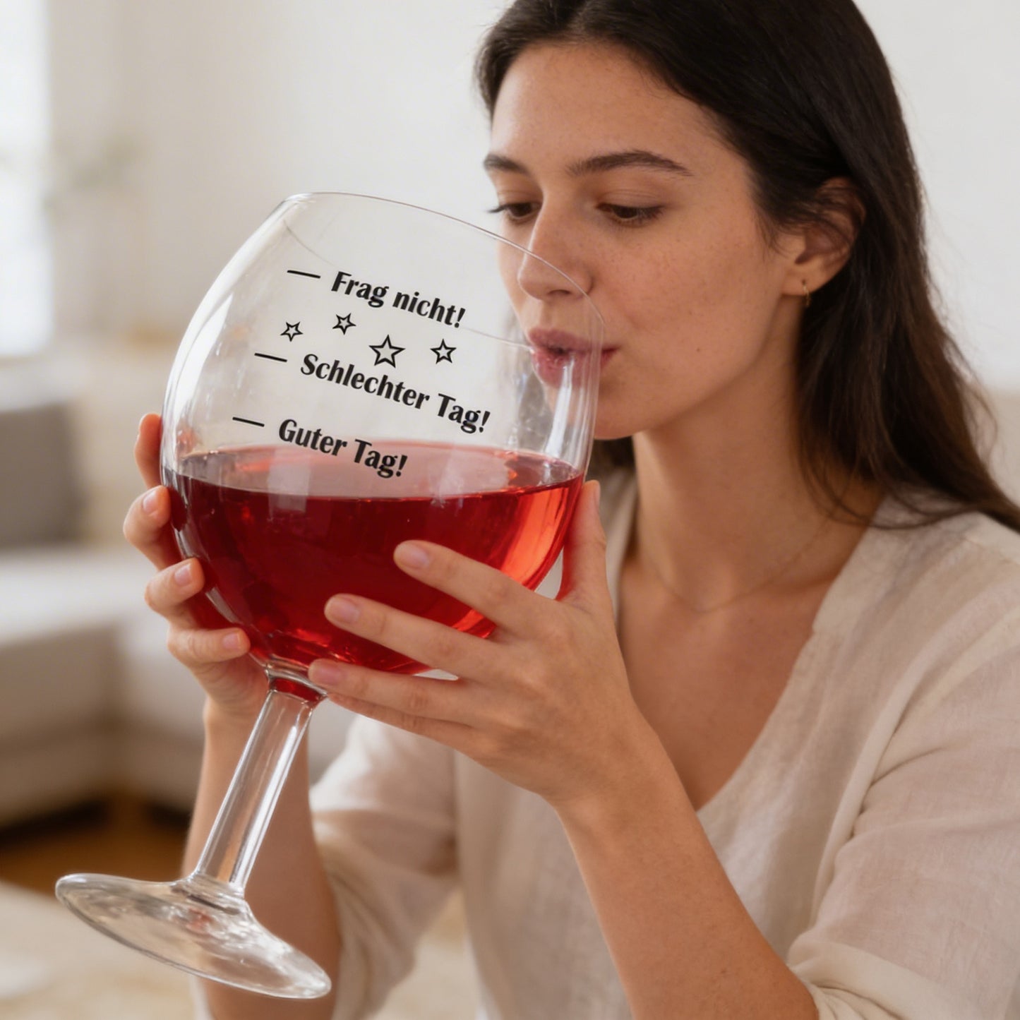 Frau trinkt aus riesigem XXXL Weinglas mit Stimmungsbarometer und Rotwein, lustiges Scherzglas mit 3 Litern Fassungsvermögen