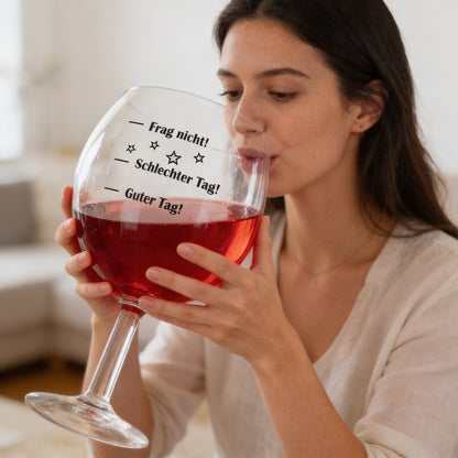 Frau trinkt aus riesigem XXXL Weinglas mit Stimmungsbarometer und Rotwein, lustiges Scherzglas mit 3 Litern Fassungsvermögen