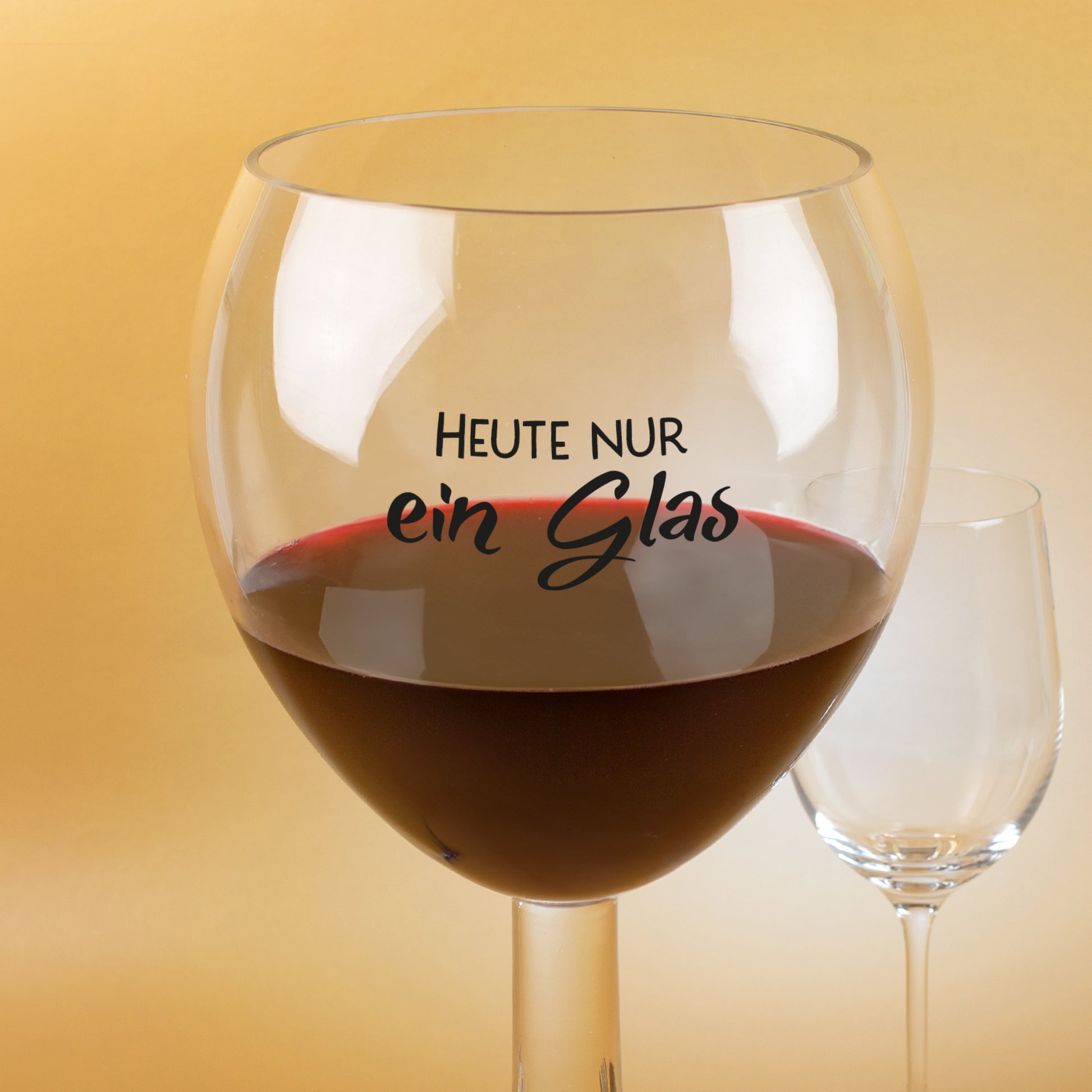 Detailaufnahme vom Spruch Heute nur ein Glas auf riesigem Weinglas