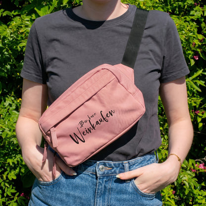 Rosa Bauchtasche mit Spruch Bin kurz Weinkaufen als Umhängetasche getragen