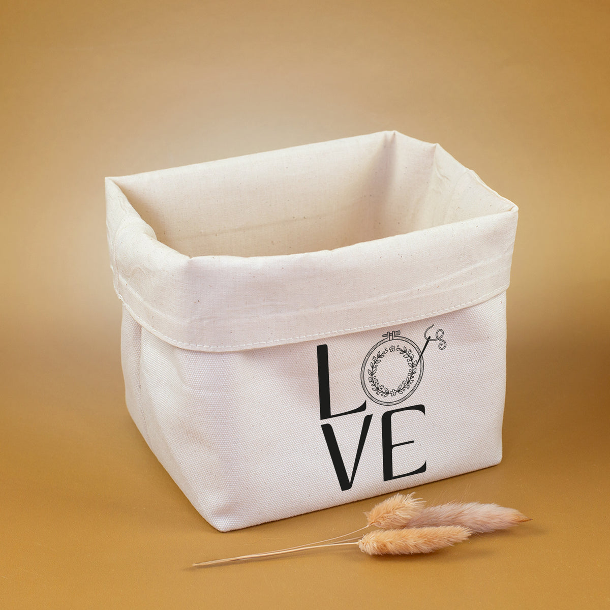 Handarbeitskorb aus Baumwolle mit LOVE Motiv und dekorativem Stickrahmen