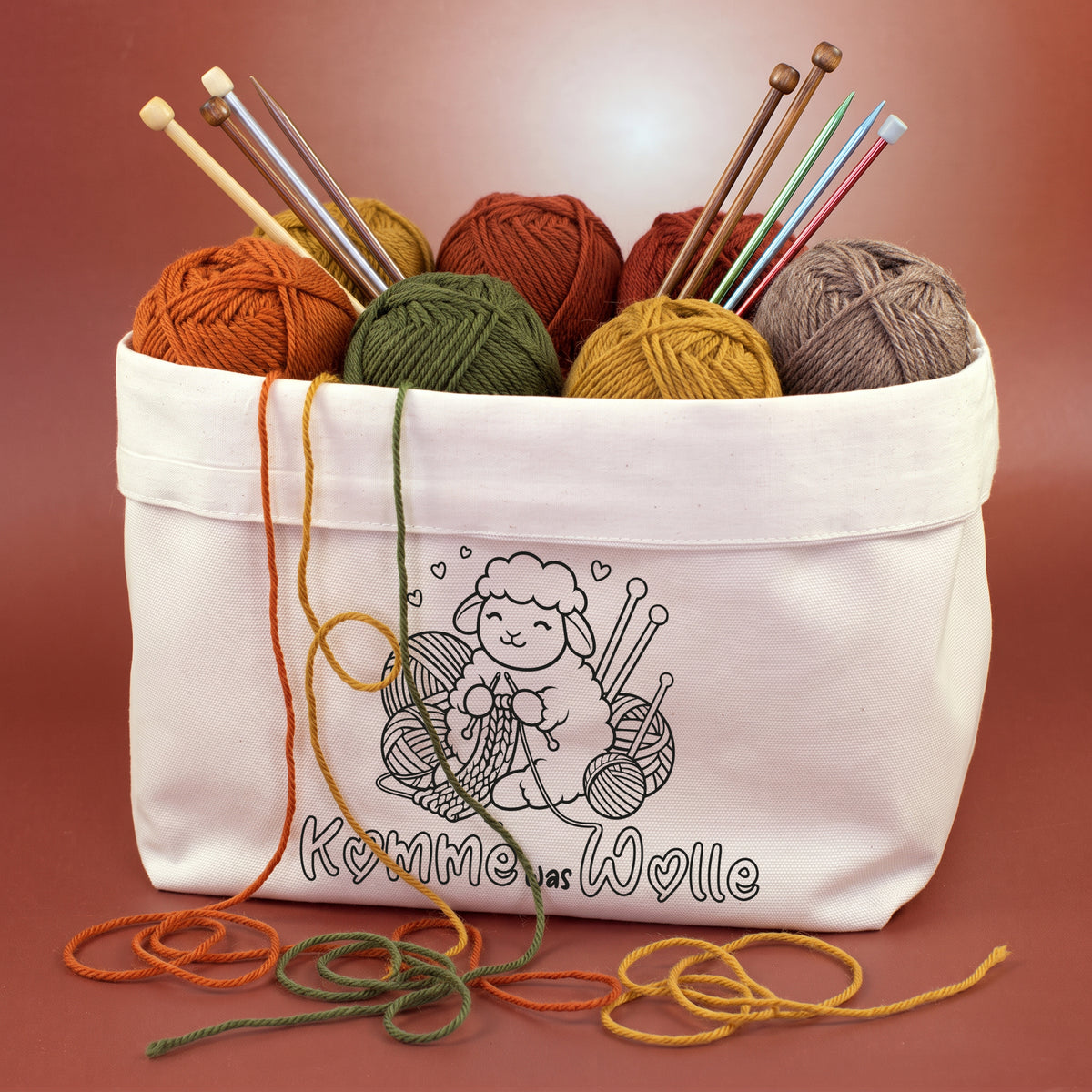 Strickkorb aus Baumwolle mit Wollknäueln und Stricknadeln sowie Komme was Wolle Motiv
