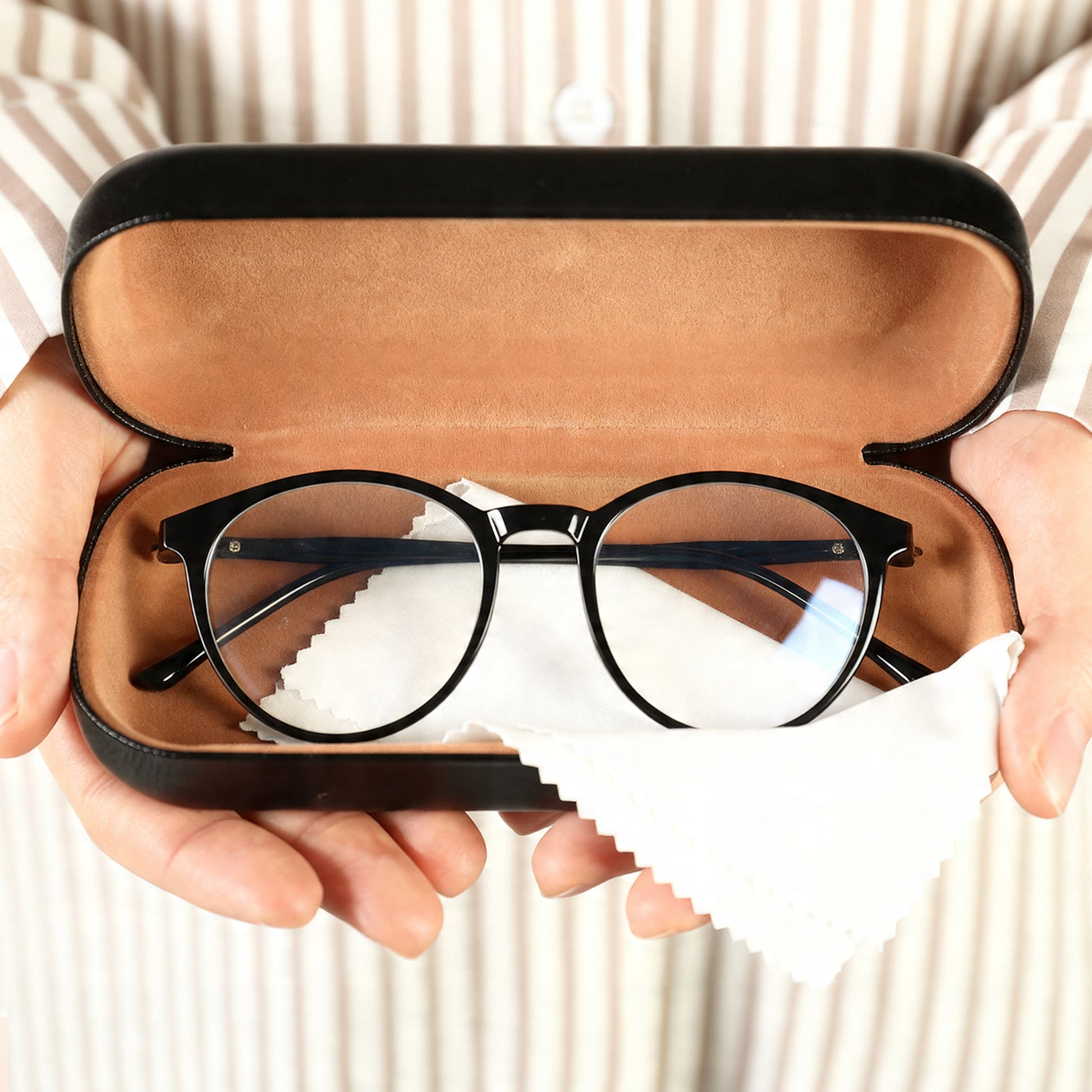Brillenetui mit Brille und personalisiertem Mikrofasertuch für Mama im Inneren