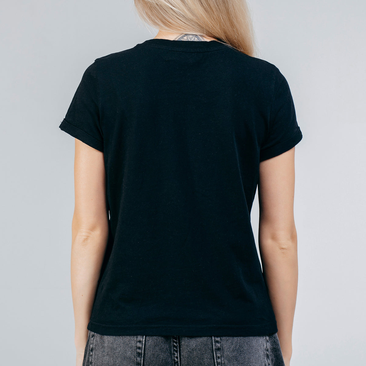 Rückansicht des schwarzen Damen T-Shirts mit unbedruckter Rückseite