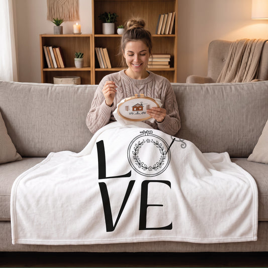 Kuscheldecke 'LOVE' mit Stickrahmen Motiv | Kleine Decke als Geschenk für Frauen & Stickfans