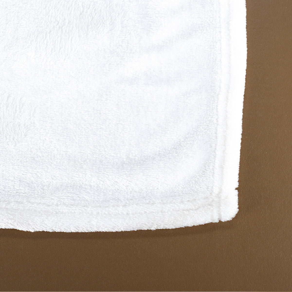 Nahaufnahme der weichen weißen Kuscheldecke aus 100 Prozent Polyester