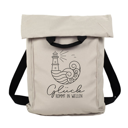Beiger leichter Rucksack mit Rollverschluss, Schultergurt und maritimem Leuchtturm Motiv freigestellt