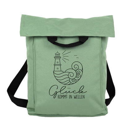 Jadegrüner Rucksack mit Leuchtturm und Wellen Motiv, schwarzem Schultergurt und Rolltop Verschluss