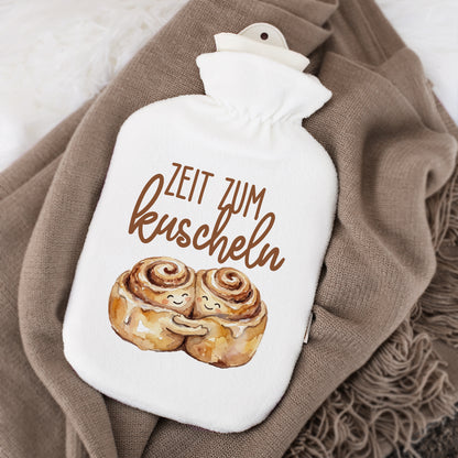 Wärmflasche mit „Zeit zum Kuscheln“ Zimtschnecken Motiv als gemütliches Geschenk für Paare