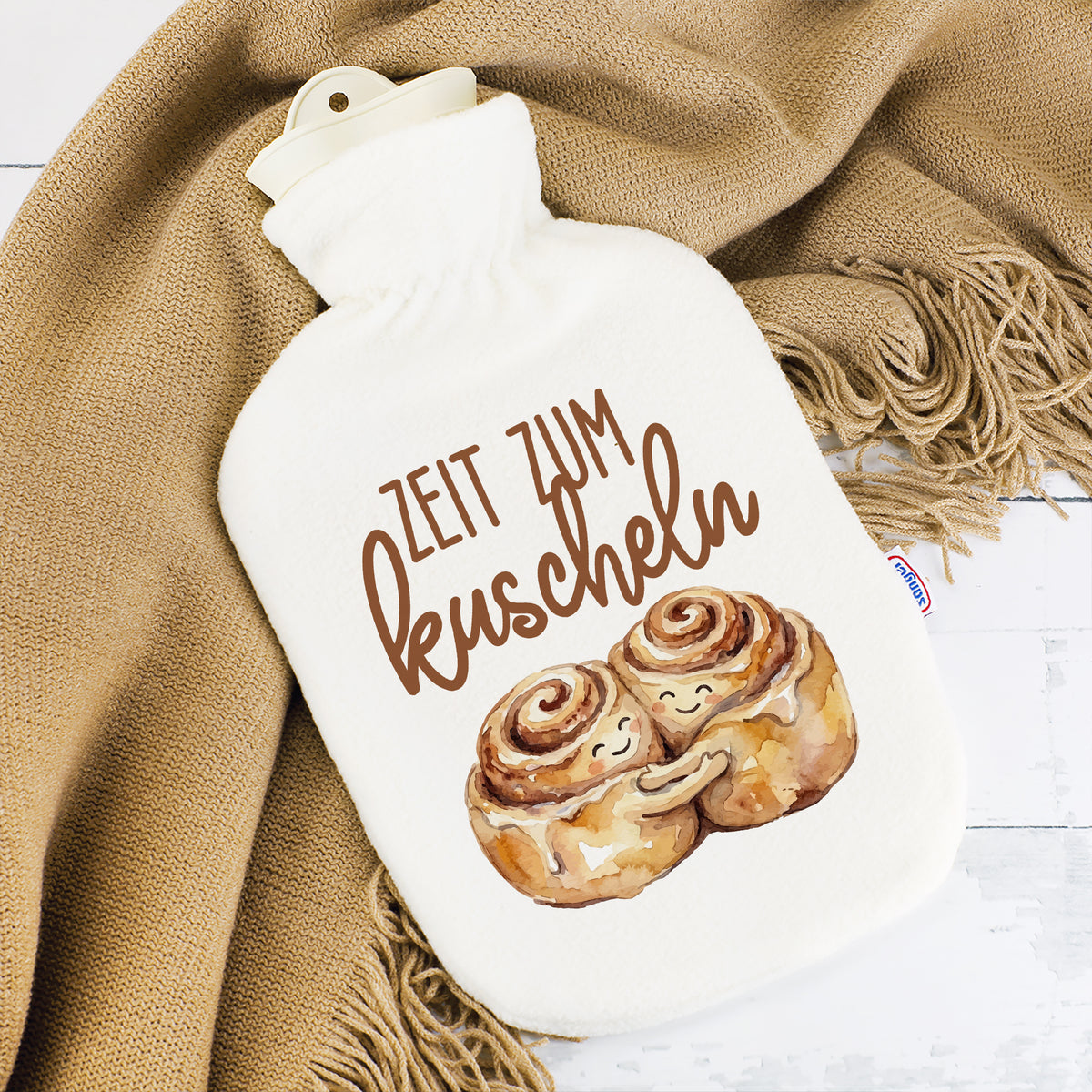 Wärmflasche mit zwei kuschelnden Zimtschnecken und Spruch „Zeit zum Kuscheln“