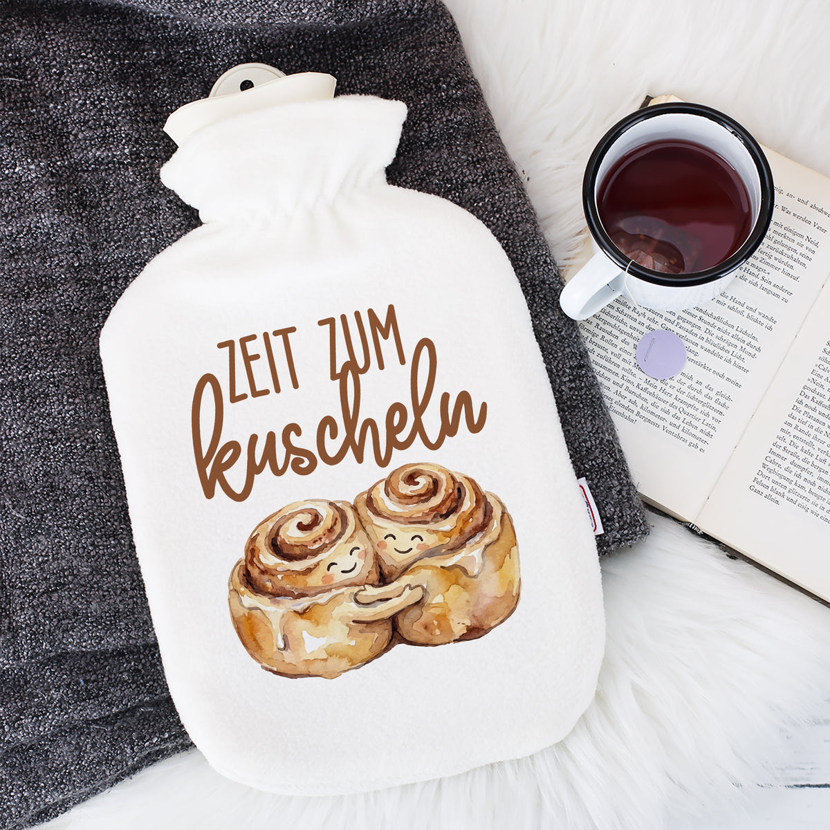 Weiße Wärmflasche mit Fleece-Bezug als Geschenk zum Valentinstag und für gemütliche Abende