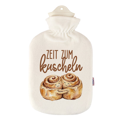Weiße Wärmflasche mit Zimtschnecken Motiv „Zeit zum Kuscheln“ in Vorderansicht