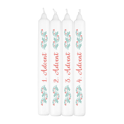 Freigestelltes Adventskerzen-Set mit grün-rotem Zweigmotiv und rotem Advent-Schriftzug 1.–4. Advent.