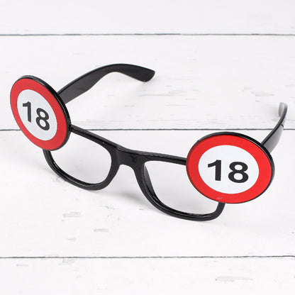 Schwarze Partybrille zum 18. Geburtstag im Verkehrszeichen-Design mit Zahl 18