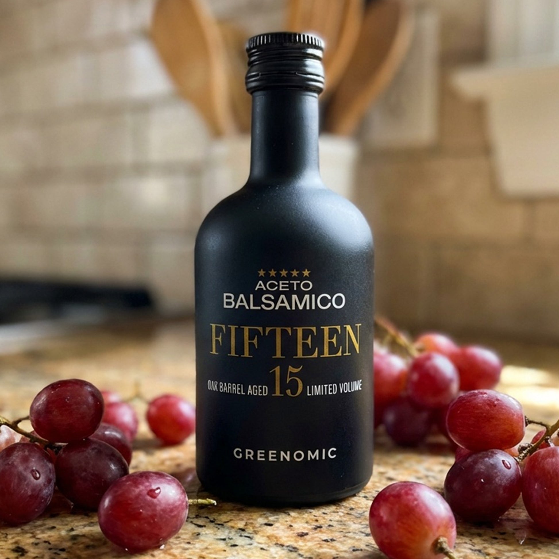 Greenomic Aceto Balsamico Fifteen in schwarzer Designerflasche mit Trauben