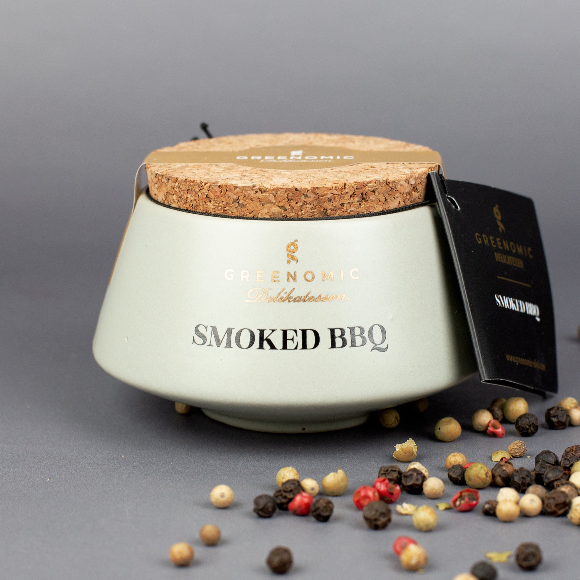 Greenomic Smoked BBQ Keramiktopf mit Gewürzmischung vor dunklem Hintergrund