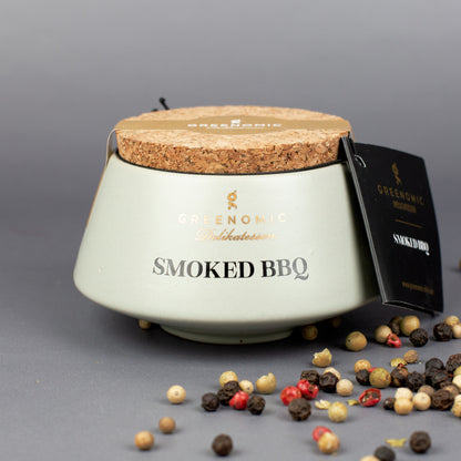 Greenomic Smoked BBQ Keramiktopf mit Gewürzmischung vor dunklem Hintergrund