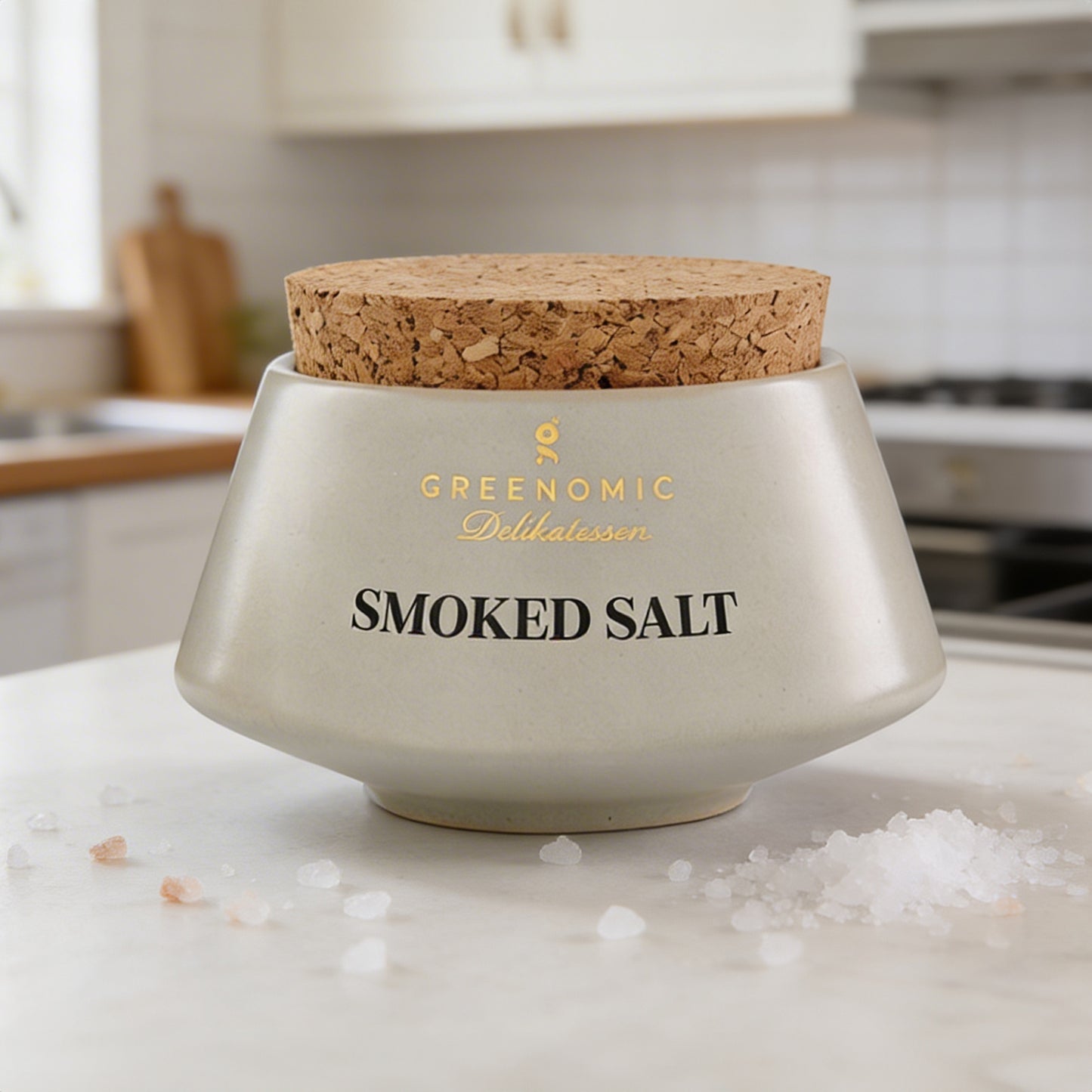 Smoked Salt Gewürz im handgefertigten Tontopf in moderner Küchenumgebung dekoriert