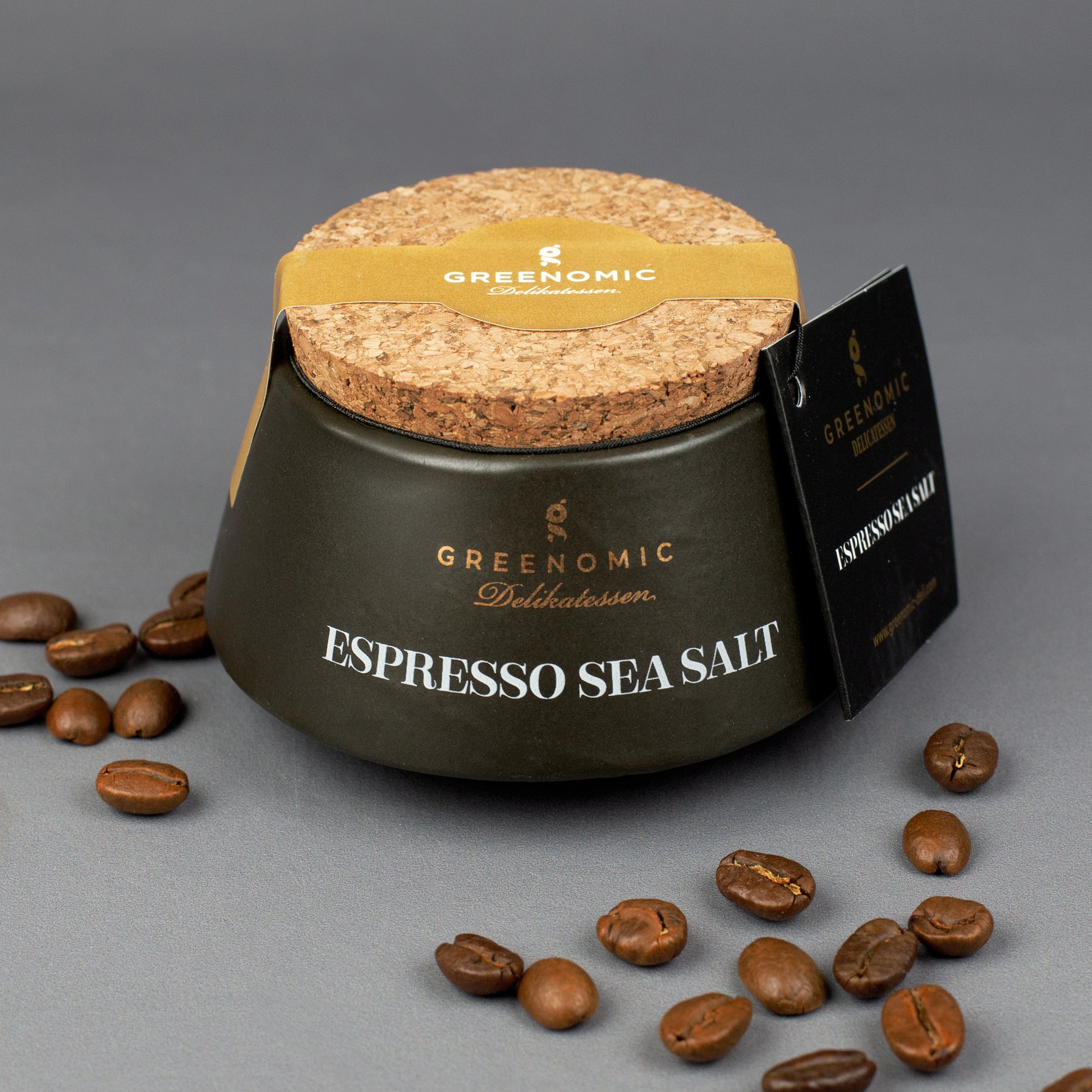 Greenomic Espresso Sea Salt im handgefertigten Tontopf mit Korkdeckel und Kaffeebohnen dekoriert