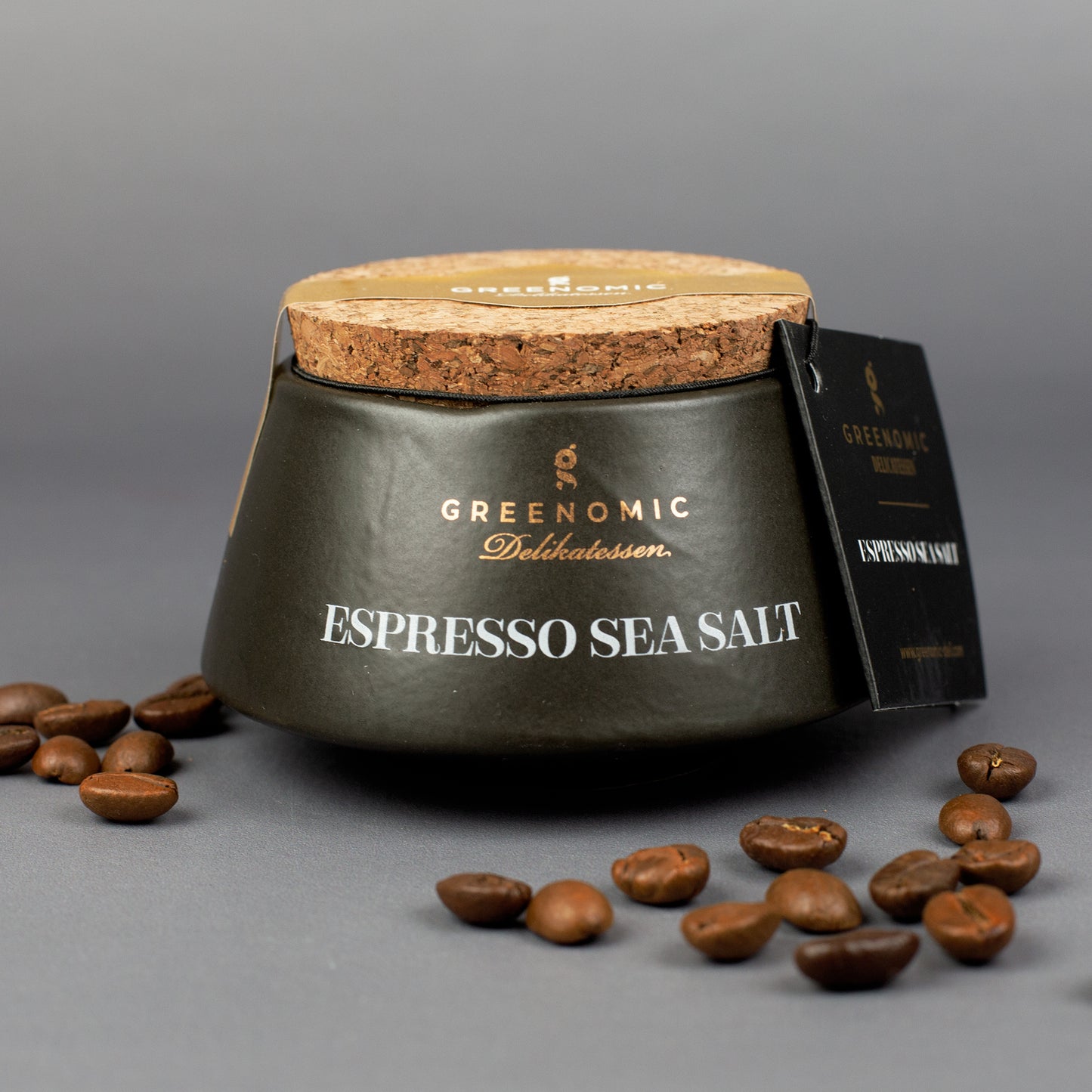 Espresso Sea Salt Gewürzmischung von Greenomic im schwarzen Keramiktopf mit Etikett