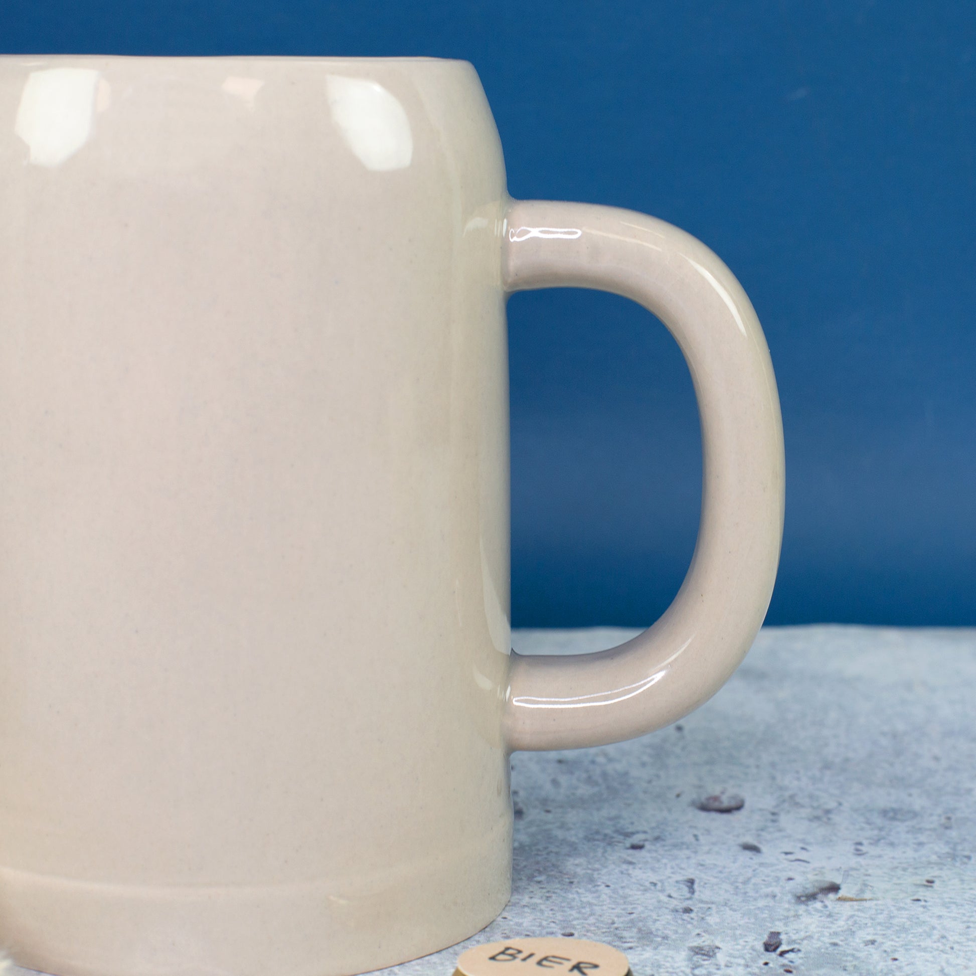 Detailansicht Henkel des Steingut Bierkrug aus Keramik
