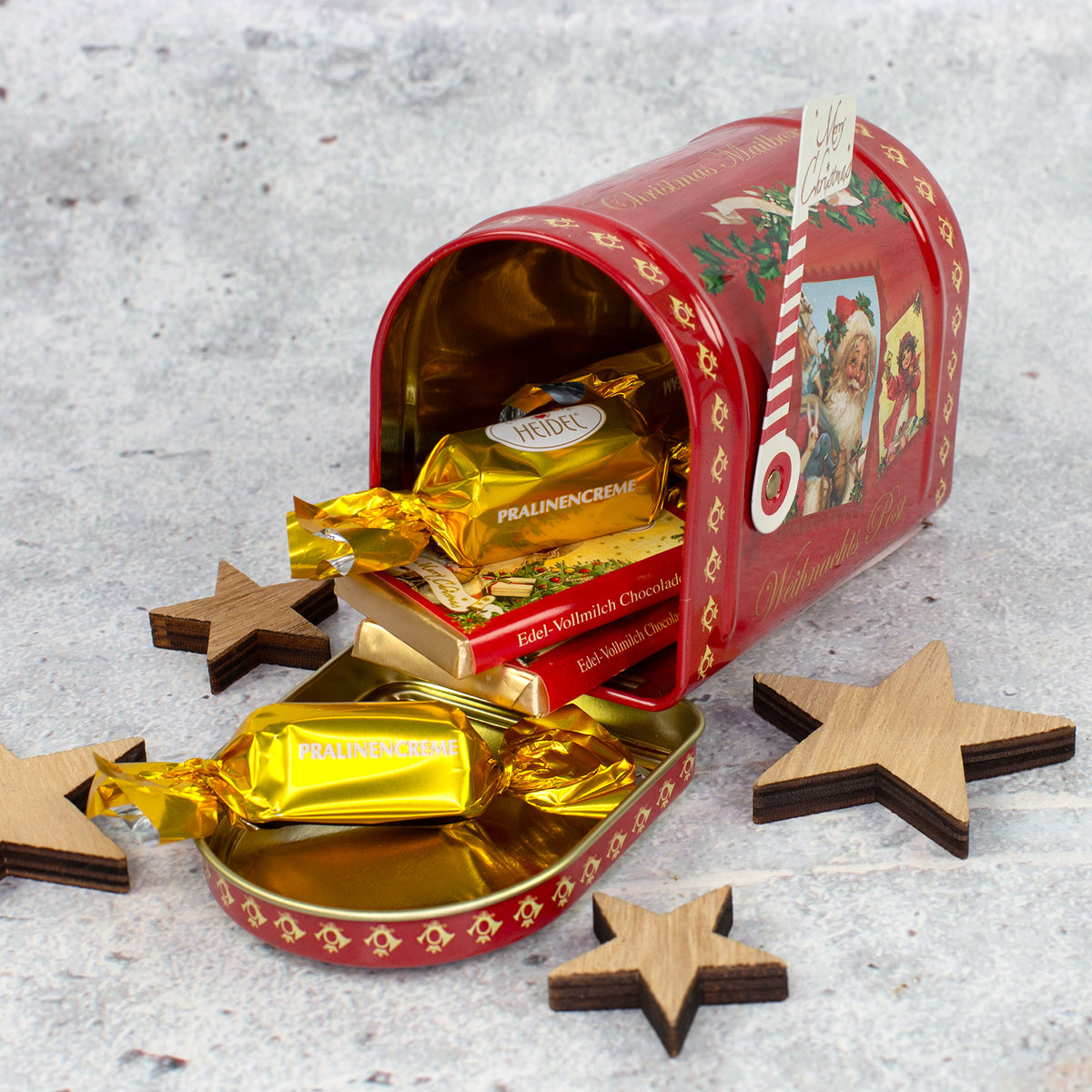 Geöffnete Heidel Weihnachts-Mailbox mit Pralinen und Vollmilchschokolade
