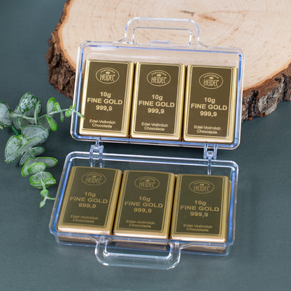 Geöffneter Gold Koffer mit 12 einzeln verpackten Schokoladentafeln