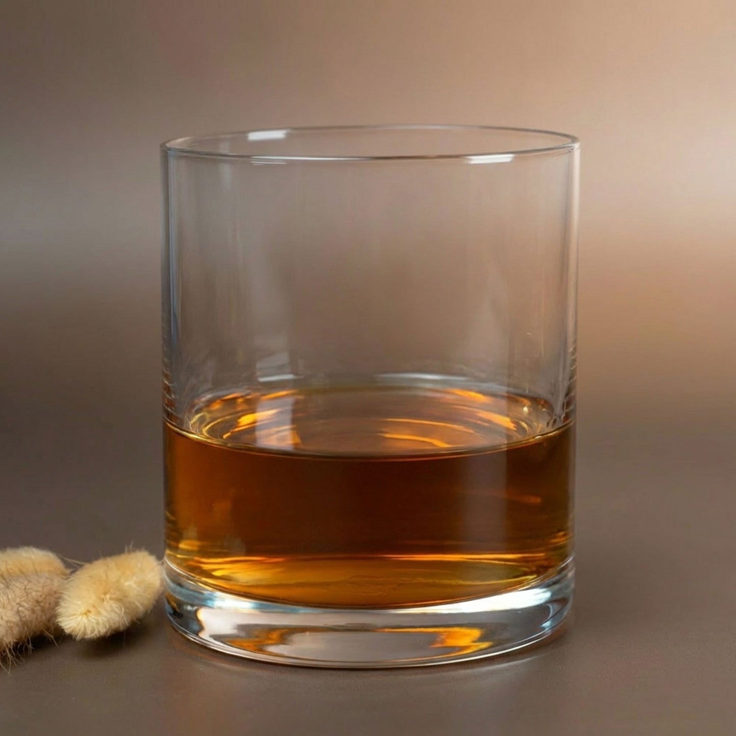 Whisky-Glas von Leonardo mit Trockenblume präsentiert.