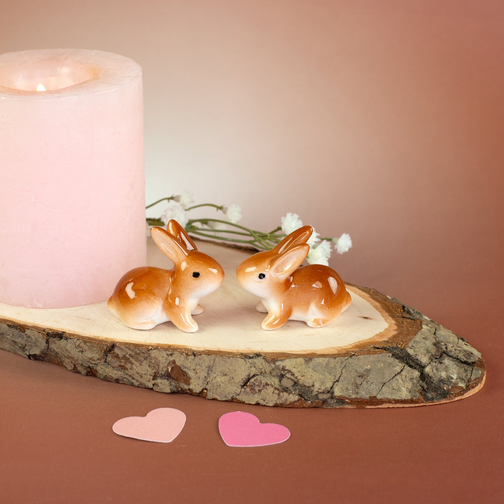 Osterhase aus Keramik als Frühlingsdekoration mit Kerze und Herzen