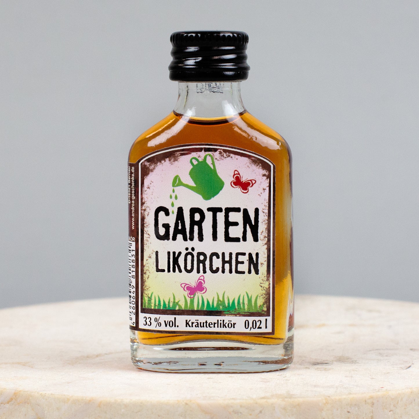 Garten Likörchen auf grauem Hintergrund mit Wiese und Schmetterlingen