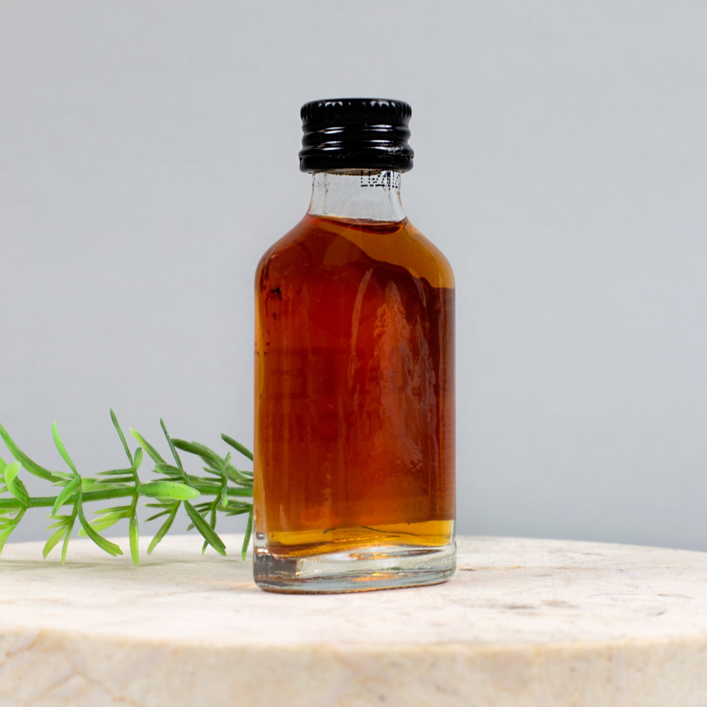 Rückseite der Flasche mit braunem Kräuterlikör und Schraubverschluss