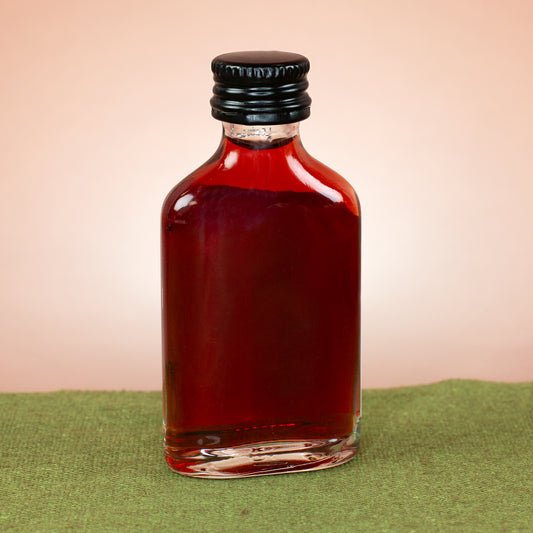 Rückseite der kleinen Flasche Amarena-Kirsch Likör „Glücks-Tröpfchen“ mit schwarzem Schraubverschluss