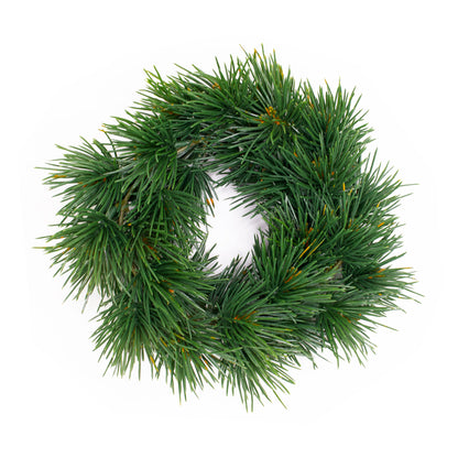 Kunst-Tannenkranz Ø 22 cm auf weißem Hintergrund – klassische Weihnachtsdekoration