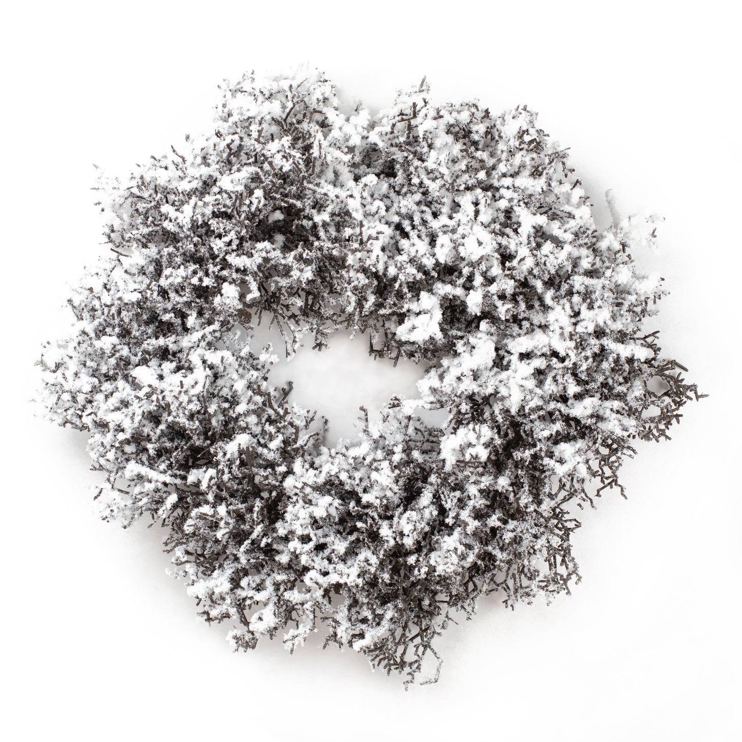 Winterlicher Kranz aus Kunstzweigen mit Schneeschicht als Weihnachtsdekoration