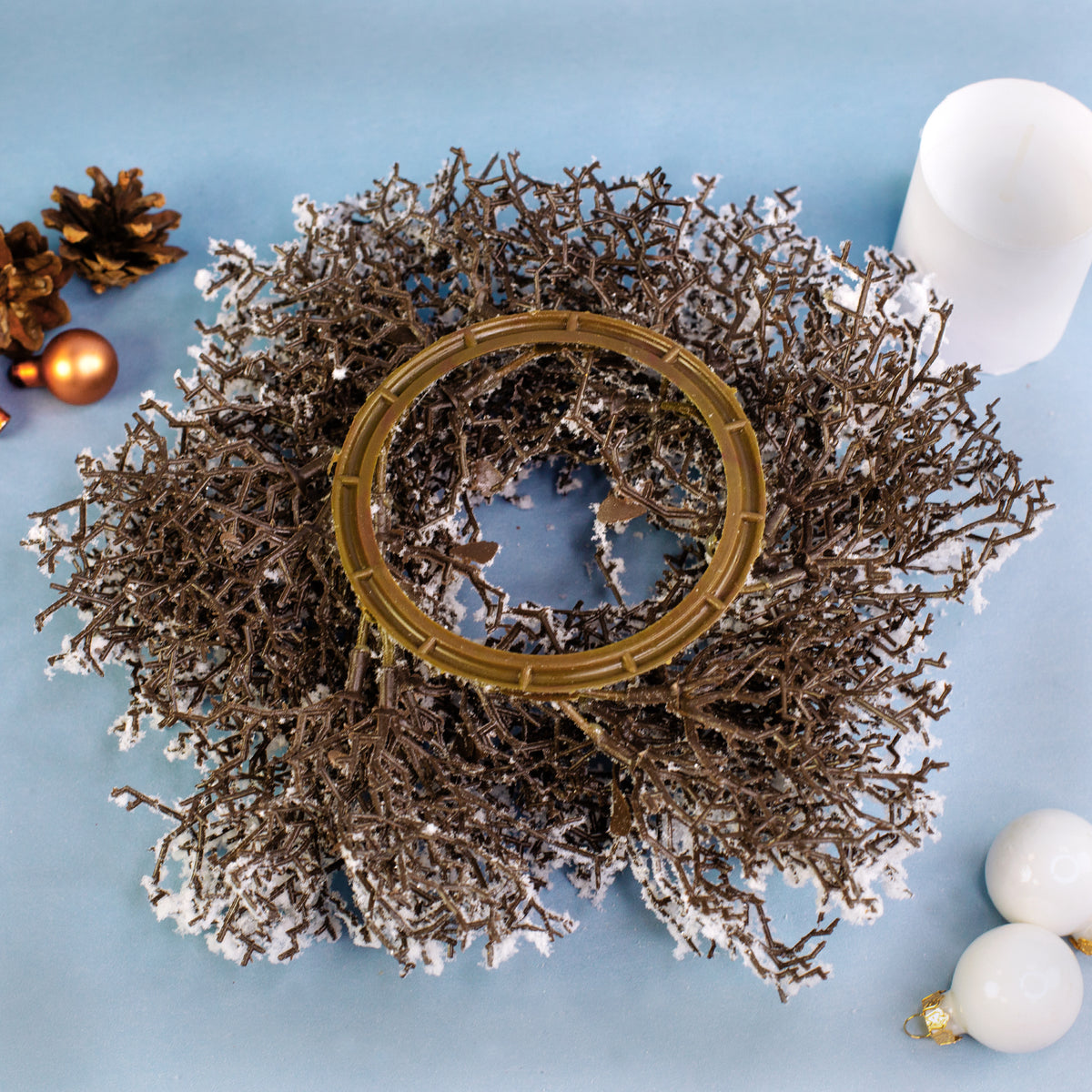 Winterlicher Adventskranz aus Schneezweigen in zwei Größen –