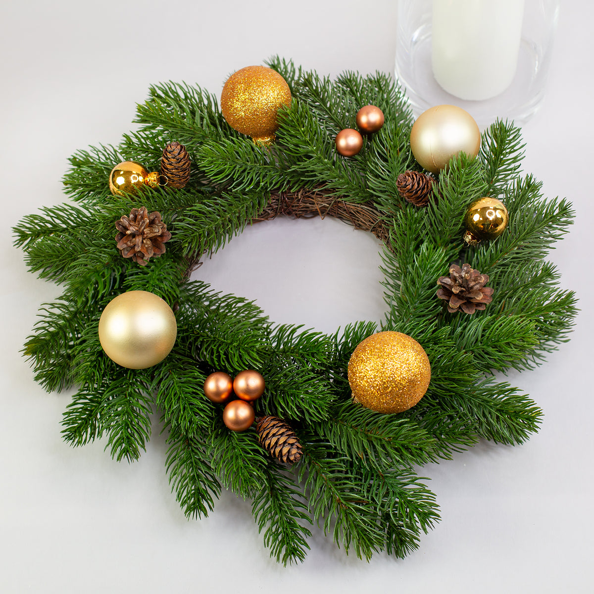 Kunst-Adventskranz aus Tannenzweigen in zwei Größen zur Weihnachtszeit –