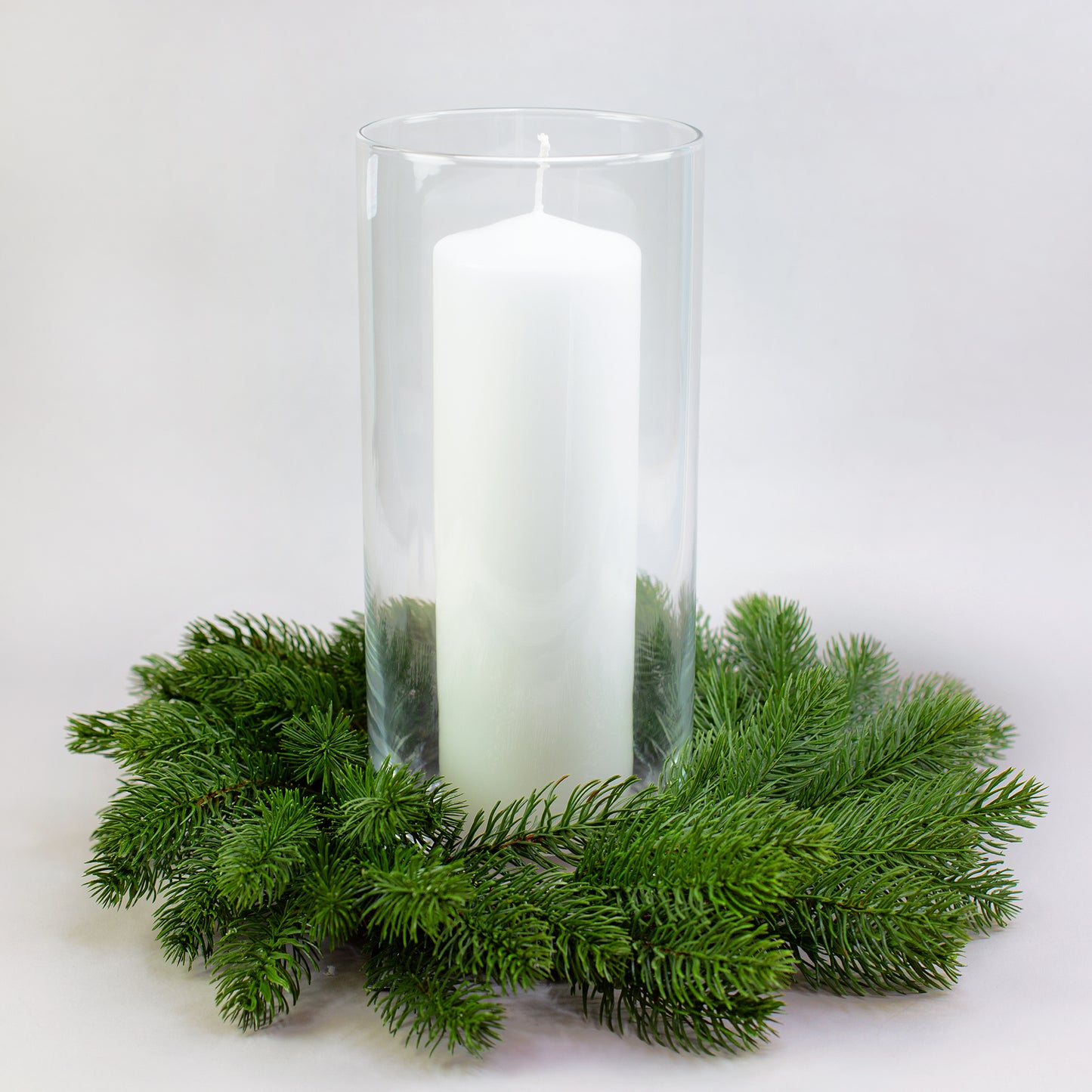 Adventskranz aus Kunsttannenzweigen Ø 35 cm mit Glaswindlicht und Kerze