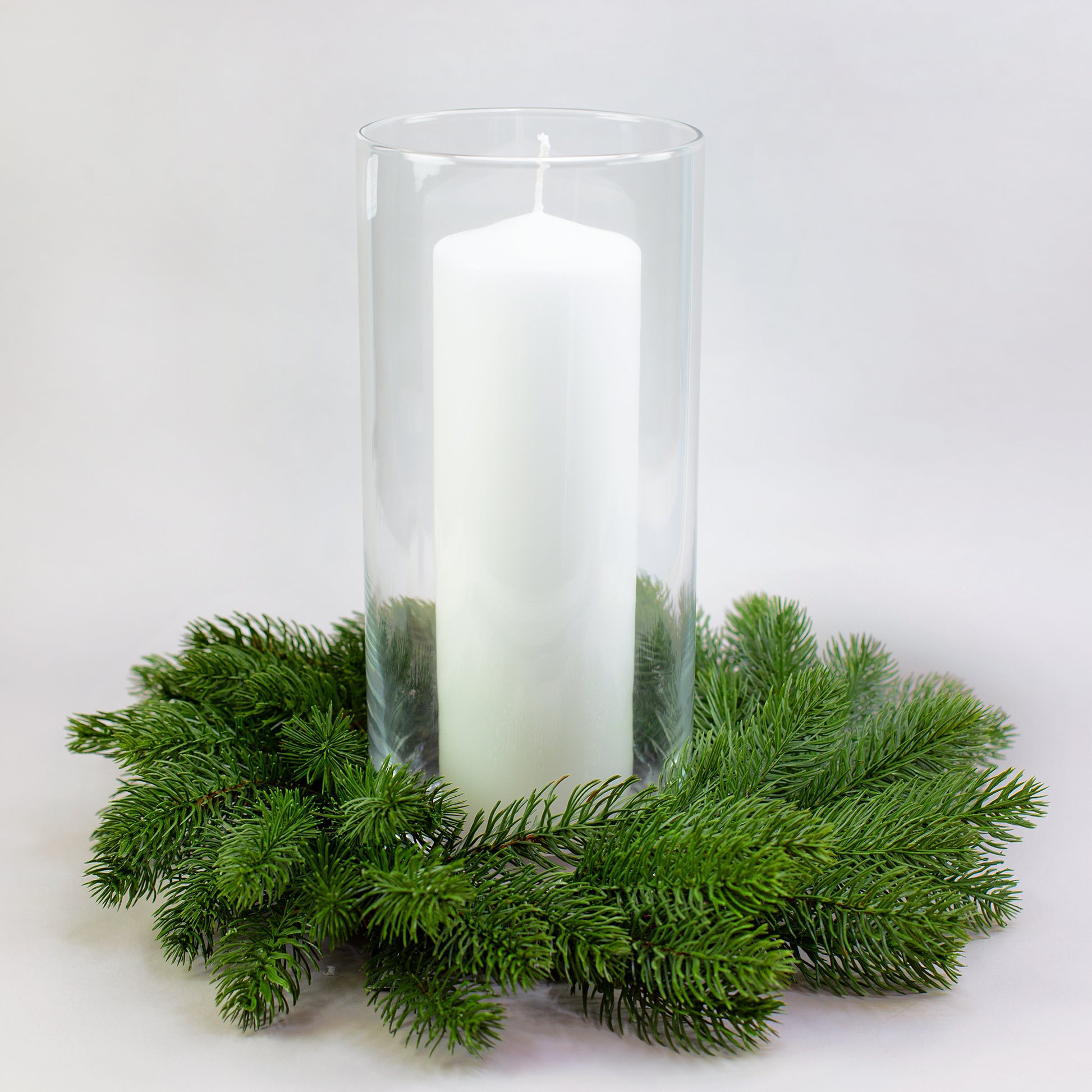 Adventskranz aus Kunsttannenzweigen Ø 35 cm mit Glaswindlicht und Kerze