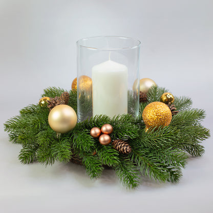 Weihnachtskranz Ø 35 cm mit Kerze im Glas und goldenen Kugeln als festliche Tischdeko