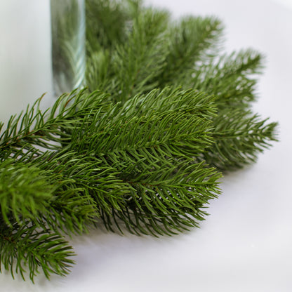 Nahaufnahme der realistischen Tannenzweige des Kunst-Adventskranzes