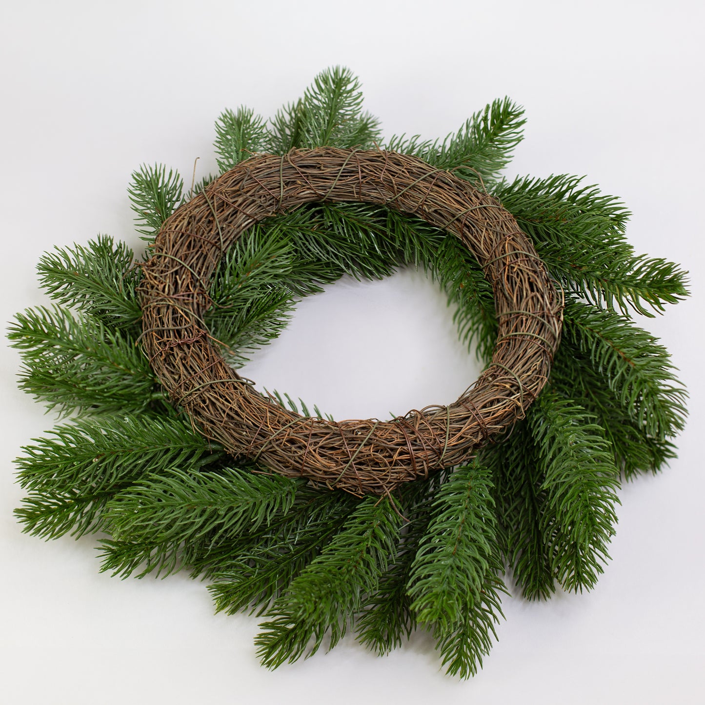 Rückseite des Tannenkranzes mit naturgetreuem Zweigaufbau und Kranzbasis