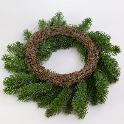 Rückseite des Tannenkranzes mit naturgetreuem Zweigaufbau und Kranzbasis