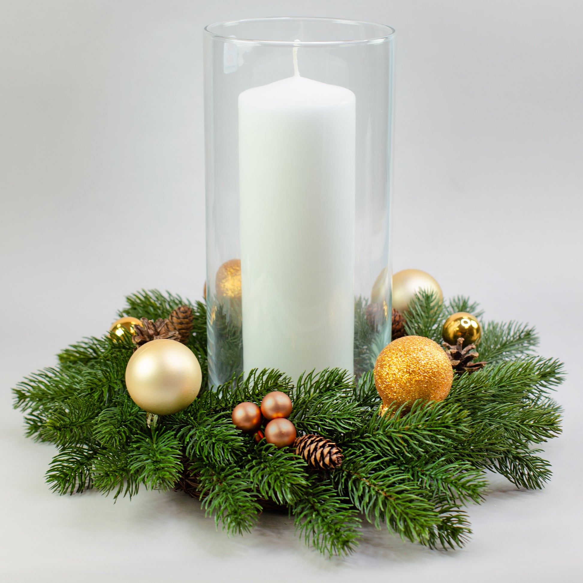 Adventskranz Ø 35 cm mit Glaszylinder und Kerze in festlicher Dekoration