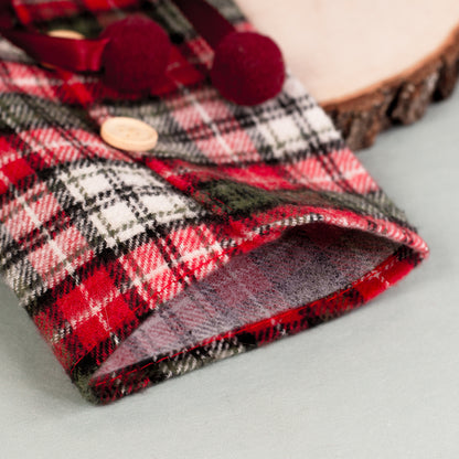 Detailaufnahme der Öffnung der karierten Flaschenverpackung, innen gefüttert, rote und grüne Karos.