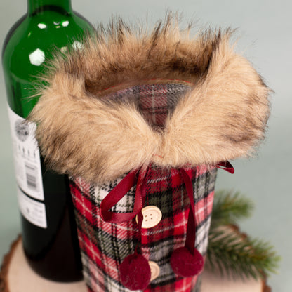 Nahaufnahme des Pelzkragens der karierten Flaschenverpackung mit rotem Schleifenband.