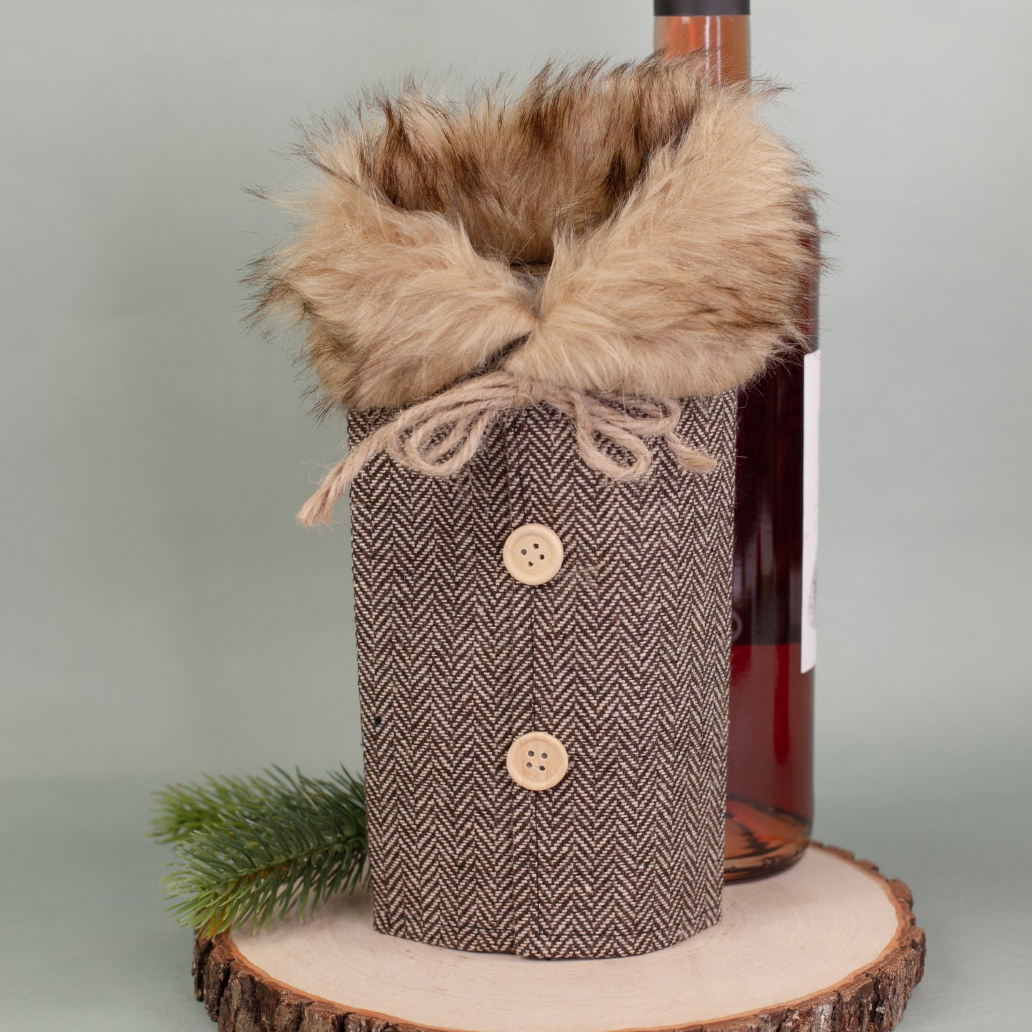 Flaschenverpackung in Mantel-Optik mit Pelzkragen