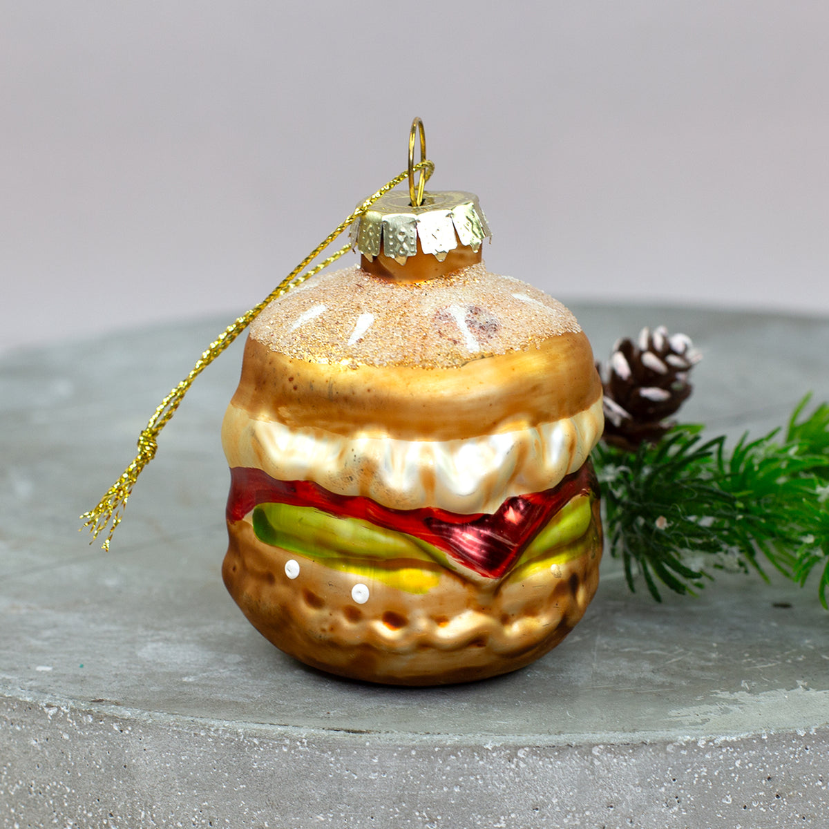 Glas Christbaumschmuck in Form eines Burgers mit Brötchen, Salat und rotem Belag