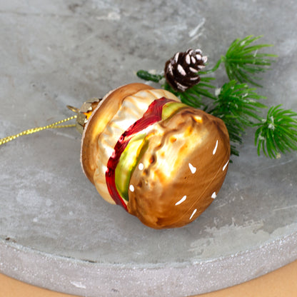 Burger Weihnachtsbaumschmuck aus Glas mit Sesambrötchen und buntem Belag in Detailansicht